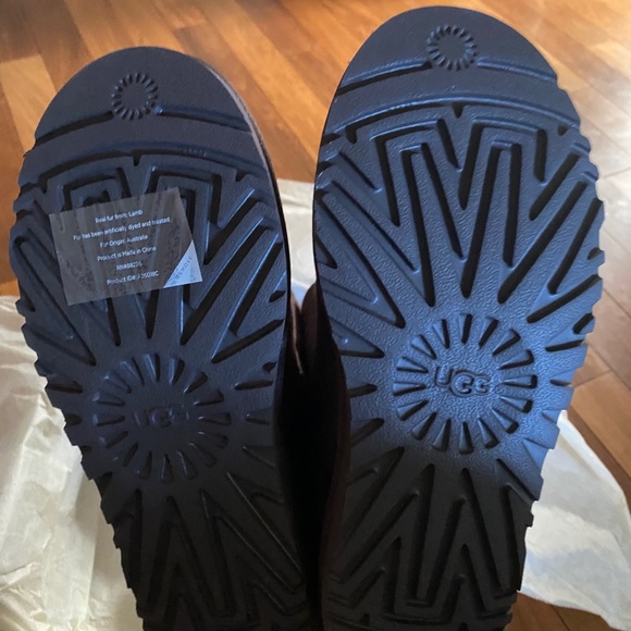 BRAND NEW! AUTHENTIC UGG bailey button short boots - Picture 4 of 5